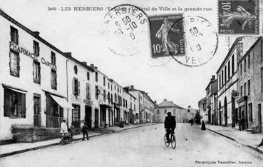 Iconographie - L'hôtel de Ville et la grande rue