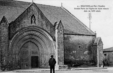 Iconographie - Grande porte de l'église de style romain date du XIVe siècle