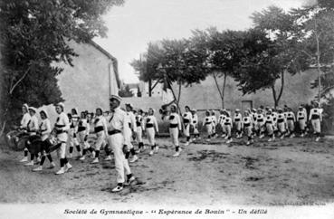 iconographie - Société de gymnastique "Espérance de Bouin" - Un défilé