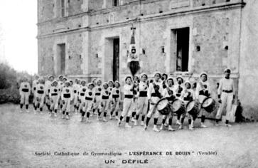 Iconographie - Société de gymnastique "Espérance de Bouin" - Un défilé