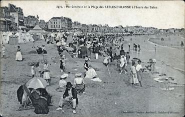 Iconographie - Vue générale de la plage des Sables-d'Olonne à l'heure du bain