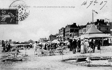 Iconographie - Un concours de constructions de sable sur la plage