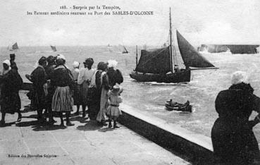 Iconographie - Surpris par la tempête les sardiniers rentrent au port