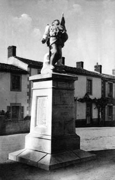 Iconographie - Monument aux Enfants des Moutiers-les-Mauxfaits morts pour la Patrie