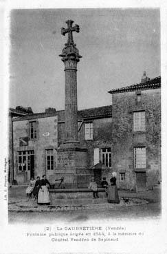 Iconographie - Fontaine publique érigée en 1844, à la mémoire du général vendéen de Sapinaud
