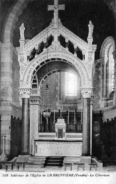 Iconographie - Intérieur de l'église de la Bruffière - Le ciborium
