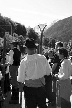 Iconographie - Reconstitution de geste à la Fête du costume - Le skieur