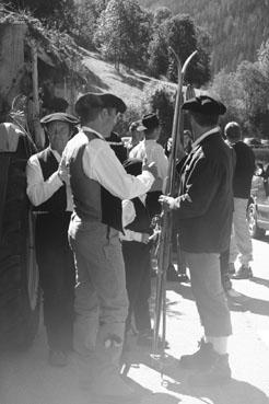 Iconographie - Reconstitution de geste à la Fête du costume - Alpinistes