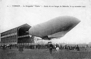 Iconographie - Le dirigeable "Patrie". - Sortie de son hangar de Belleville