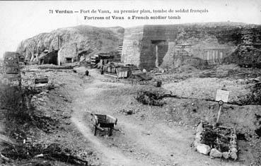 Iconographie - Fort de Vaux, au premier plan, tombe de soldats français