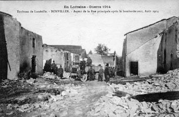 Iconographie - En Lorraine - Guerre 1914 - Aspect de la rue principale après le bombardement