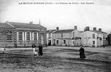 Iconographie - Le champ de foire - Les écoles