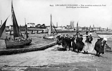 Iconographie - Nos matelots sortent du port halés par nos sablaises