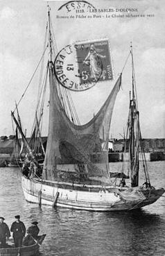 Iconographie - Bateau de pêche au port - Chalut séchant au vent