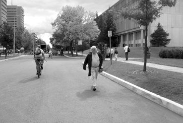 Iconographie - Jean-Pierre Bertrand sortant de l'université Laval