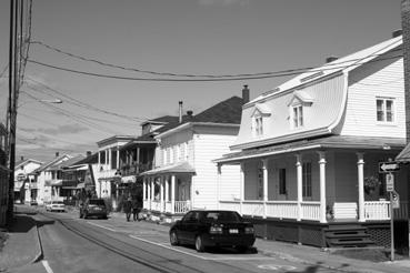 Iconographie - Baie-Saint-Paul - Rue bordée de maisons anciennes