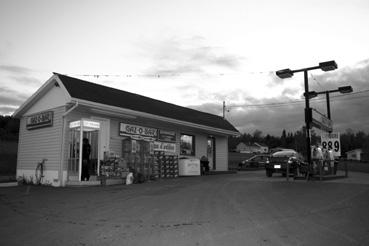Iconographie - Gaspé - Station service avec magasin général