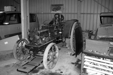 Iconographie - Tracteur agricole en cours de restauration