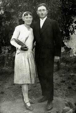 Iconographie - Couple avec femme portant la coiffe