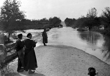 Iconographie - Route coupée par une inondation