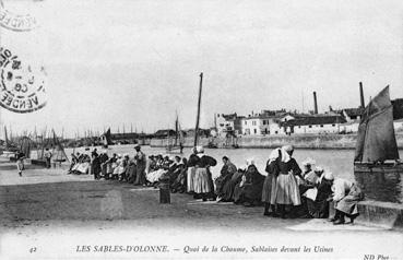 Iconographie - Quai de la Chaume, Sablaises devant l'usine