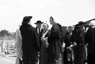 Iconographie - Groupe folklorique à Port-Navalo lors de la Fête du Golfe