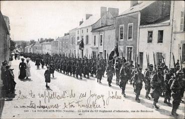 Iconographie - Le défilé du 93e régiment d'infanterie, rue de Bordeaux