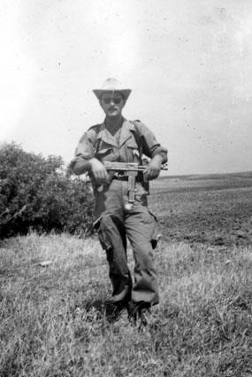 Iconographie - Algérie - Soldat en tenue de combat