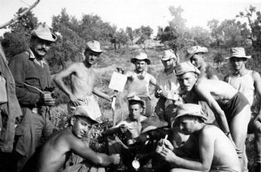 Iconographie - Algérie -  Soldats durant un repas