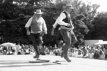 Iconographie - Danseurs du groupe folklorique "Les beucots do Lucs"