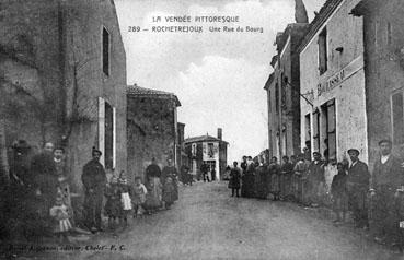 Iconographie - Une rue du bourg