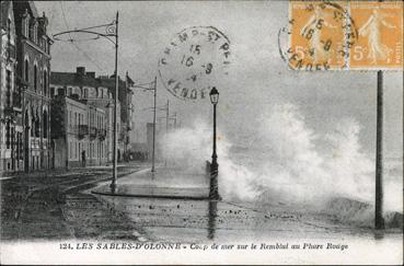 Iconographie - Coup de mer sur le remblai au phare Rouge