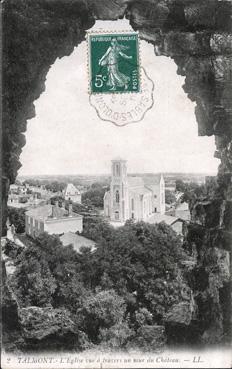 Iconographie - L'église, vue à travers un mur du château