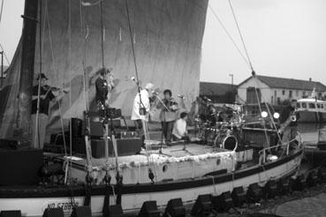 Iconographie - Groupe "Sloï" en concert sur le bateau "Obandonado"
