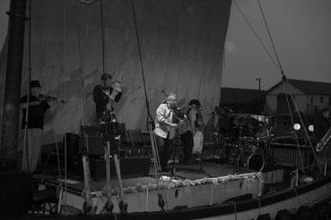 Iconographie - Groupe "Sloï" en concert sur le bateau "Obandonado"