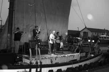 Iconographie - Groupe "Sloï" en concert sur le bateau "Obandonado"