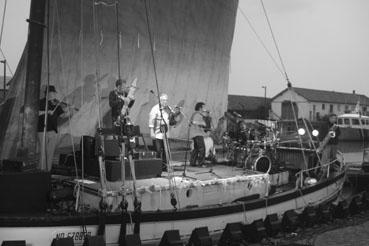 Iconographie - Groupe "Sloï" en concert sur le bateau "Obandonado"