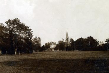 Iconographie - La maison Gaudin et l'église vues du parc