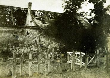 Iconographie - Ruines de guerre et tombes de soldats