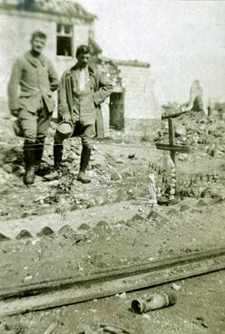 Iconographie - Soldats recueillis devant la tombe de leur frère d'arme