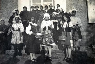 Iconographie - Enfants déguisées pour la kermesse