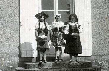 Iconographie - Enfants déguisées pour la kermesse