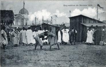 Iconographie - Exposition de Nantes 1904 - Village noir - Lutte sénégalaise