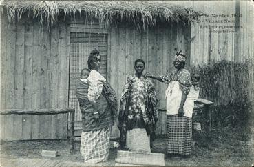 Iconographie - Exposition de Nantes 1904 - Village noir - Les jeunes mamans sénégalaises