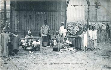 Iconographie - Exposition de Nantes 1904 - Village noir - Les dames préparant le kous kous