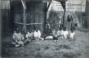 Iconographie - Exposition de Nantes 1904 - Village noir - L'école