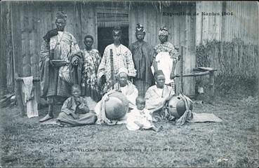 Iconographie - Exposition de Nantes 1904 - Village noir - Les joueurs de kora et leur famille