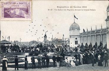 Iconographie - Exposition de Nantes 1904 - Un lacher de pigeons devant le Grand palais