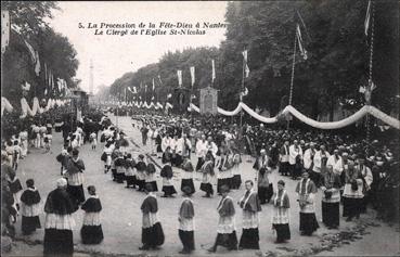 Iconographie - La procession de la Fête-Dieu - Le clergé de l'église St-Nicolas