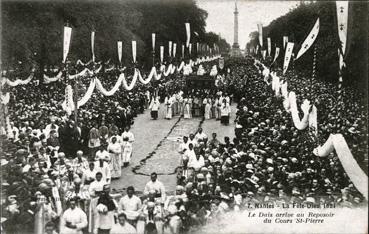 Iconographie - La Fête-Dieu - Le dais arrive au reposoir du cours St-Pierre